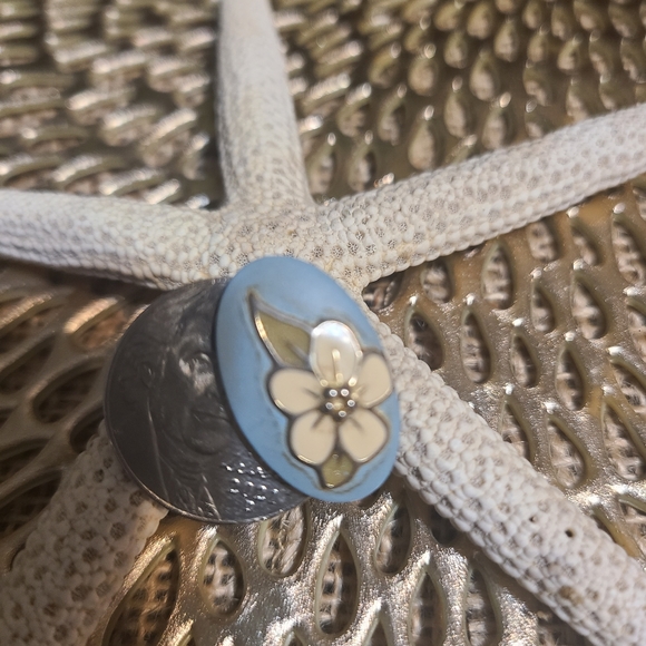 Vintage Cream/Blue Floral Clip On Earings - Picture 5 of 5